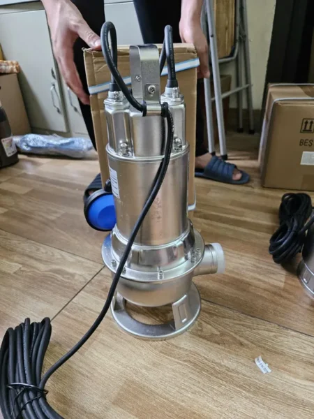 Bom chim nuoc thai than inox n02
